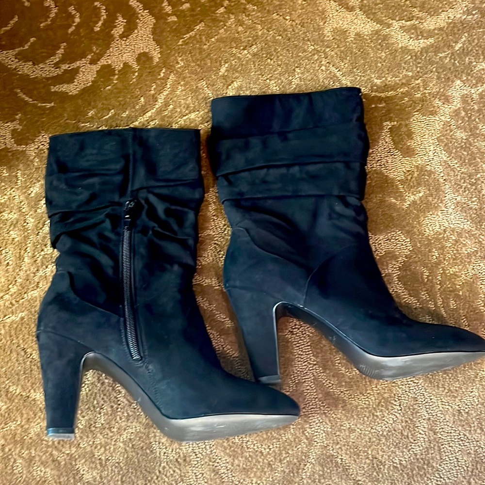 Black used nine west boots. They are in great shape!